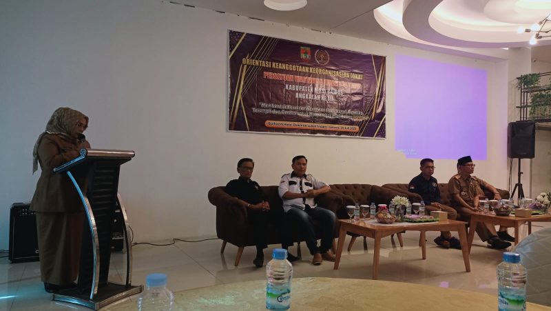 ARAHAN-Wakil Bupati Mura Hj Suwarti saat menyampaikan arahan dalam acara OKK PWI Mura yang digelar di Hotel Dwinda Lubuklinggau, Selasa (25/7). ft sh