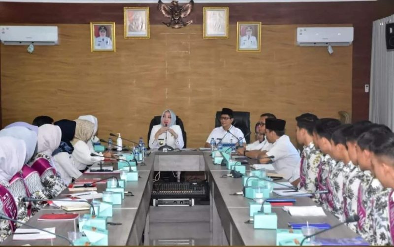 AUDIENSI-Bupati Mura Hj Ratna Machmud saat menerima audiensi Finalis Bujang dan Desa Musi Rawas. 