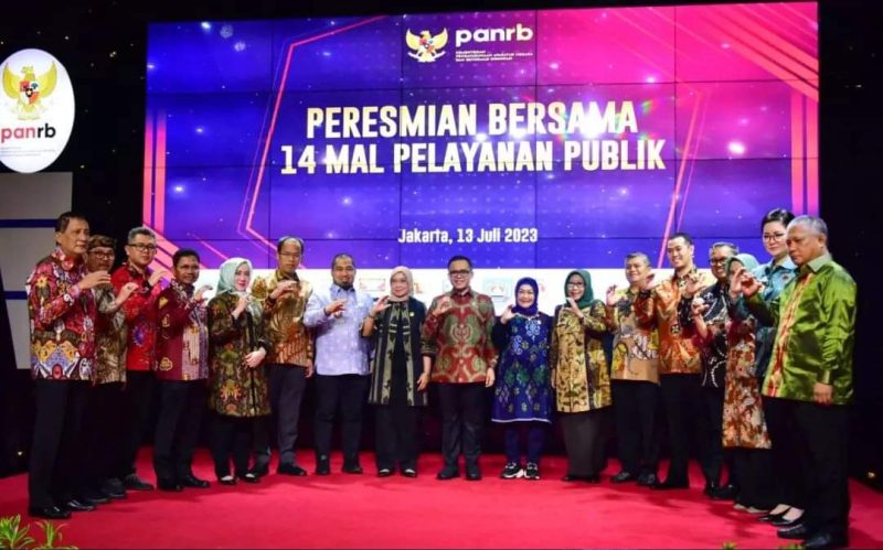 Men-PAN RB bersama 14 Kepala Daerah salah satunya Bupati Musi Rawas Hj Ratna Machmud dalam peresmian Mal Pelayanan Publik di Kantor Kemen-PAN RB, Jakarta, (13/7) 