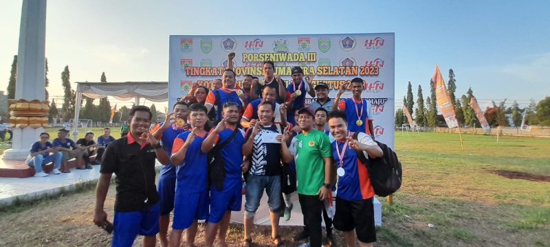 JUARA-Tim Mini Soccer PWI Musi Rawas saat foto bersama usai pembagian medali. ft ist
