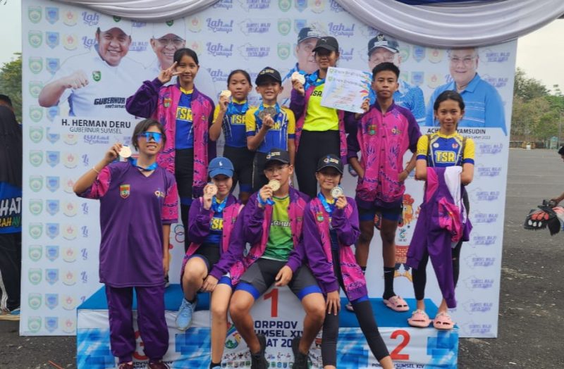 Atlit Sepatu Roda Kabupaten Musi Rawas saat menerima medali emas di Pekan Olahraga Provinsi (Porprov) ke XIV Lahat, (19/9) 
