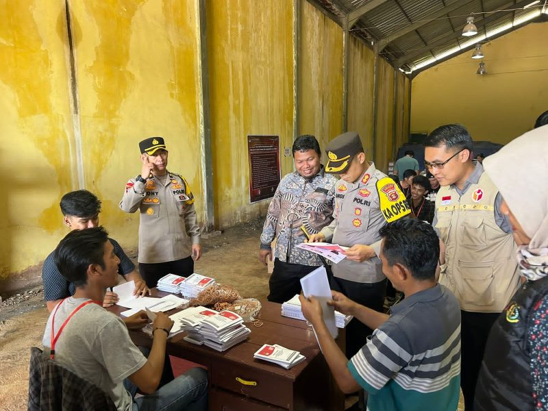 Kapolres Musi Rawas AKBP Andi Supriadi SH, SIK, MH saat meninjau gudang logistik KPU Musi Rawas. 