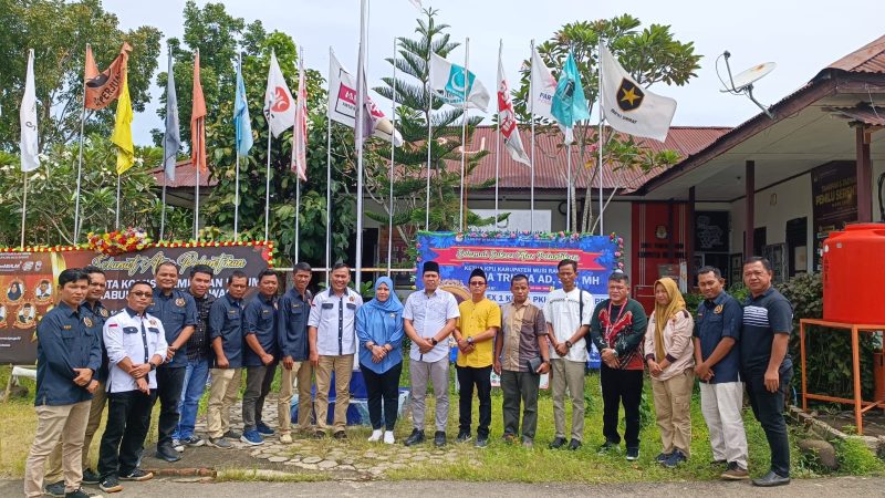 Ketua KPU Musi Rawas Ania Trisna beserta Komisioner KPU Mura saat foto bersama dengan Ketua PWI Mura Jhuan Silitonga dan pengurus PWI Mura usai audiensi. 