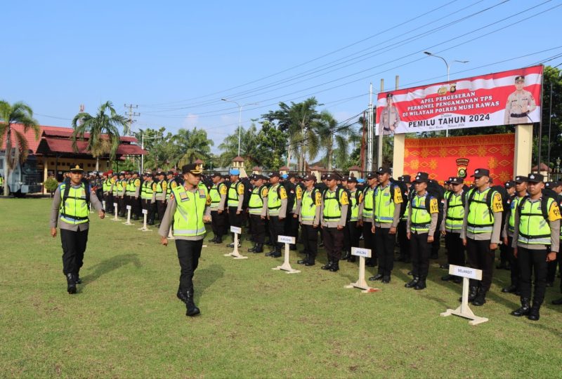 Kapolres Musi Rawas AKBP Andi Supriadi saat melepas 499 personel pengamanan Pemilu 2024 di Kabupaten Musi Rawas