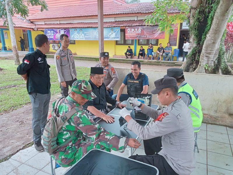 Dokkes Polres Musi Rawas memberikan pelayanan Kesehatan Kepada Petugas penyelenggara Pemilu. 