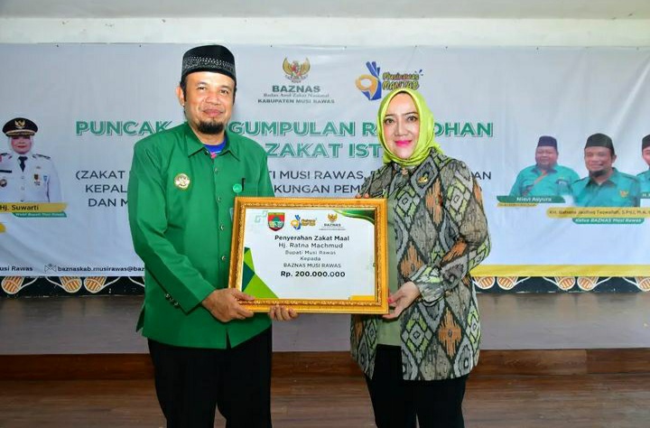 Bupati Mura Hj. Ratna Mahmud saat menyerahkan zakat mal kepada ketua Baznas Mura secara simbolis 