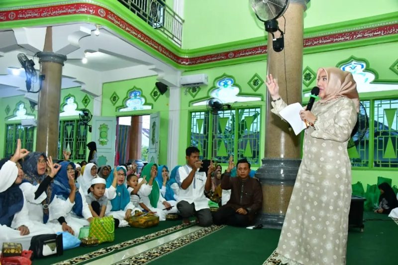 Bupati Mura Hj Ratna Machmud saat menyampaikan sambutan dalam peringatan Nuzul Qur'an di Kelurahan B Srikaton. 