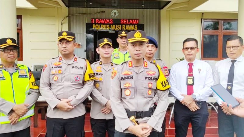 Kapolres Mura  Kapolres Mura, AKBP Andi Supriadi saat memberikan keterangan usai apel gelar pasukan. 