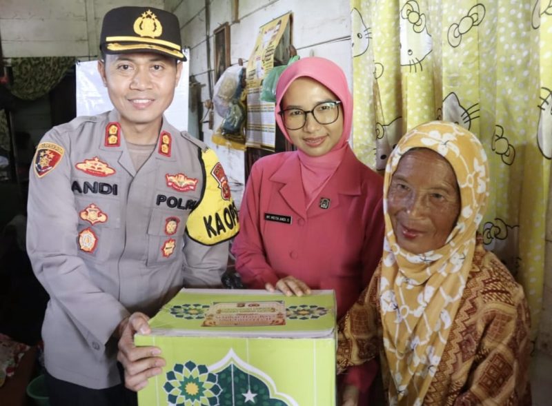Kapolres Mura AKBP Andi Supriadi saat menyerahkan bingkisan kepada masyarakat. 