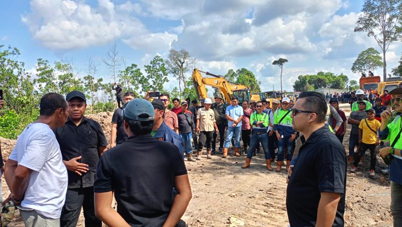 Suasana mediasi sebelum pengambilan alih lahan milik PT PGU yang diklaim sepihak oleh PT SKB.