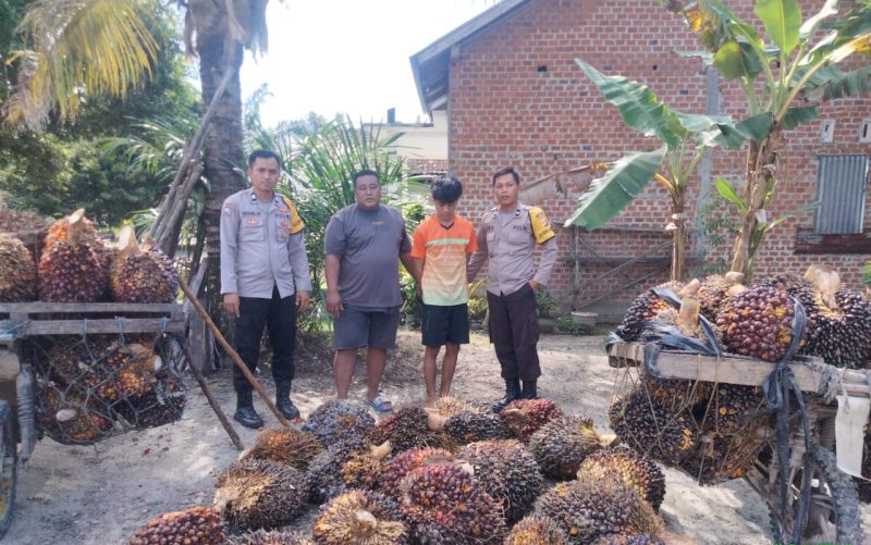 Polisi saat mengamankan tersangka beserta barang bukti.
