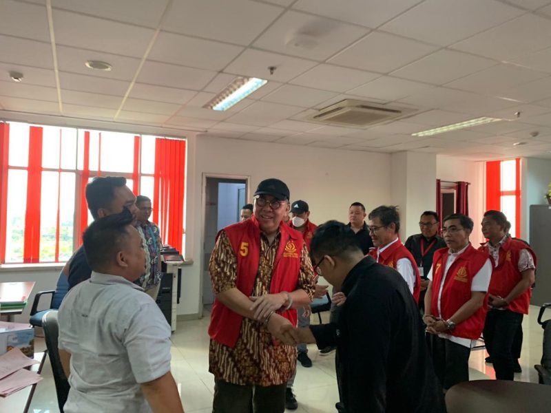 Penyidik Kejati Sumsel limpahkan lima tersangka dan barang bukti dugaan kasus perkebunan di Musi Rawas kepada Penuntut Umum Kejari Musi Rawas