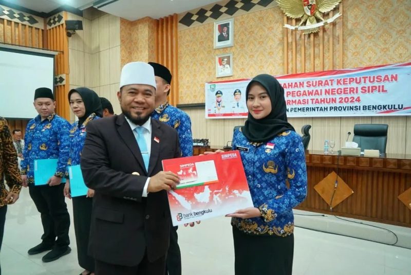 Gubernur Bengkulu, Helmi Hasan menyerahkan SK Pengangkatan 165 CPNS Pemprov Bengkulu, (12/6) 