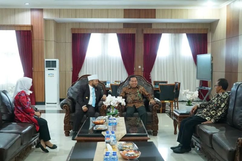 Gubernur Bengkulu Helmi Hasan Gubernur Bengkulu Helmi Hasan mendengarkan paparan dari Event Organizer (EO) pelaksana Festival Tabut 2025 dalam rapat yang digelar di Ruang Rapat Lantai III Kantor Gubernur Bengkulu, Kamis (12/6)