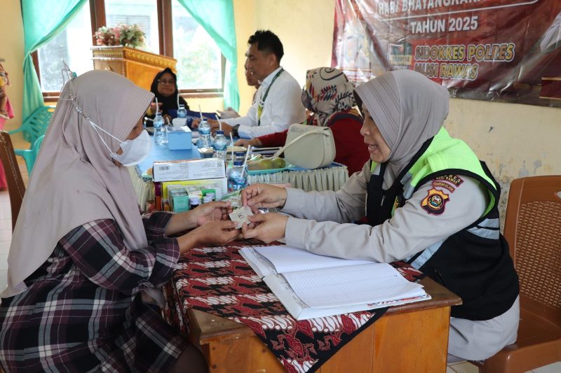 Petugas Dokkes Polres Musi Rawas melakukan pengobatan gratis bagi masyarakat di Desa Mataram Kecamatan Tugumulyo