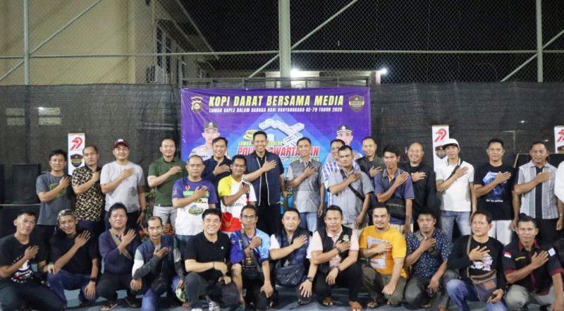 Kapolres Musi Rawas AKBP Agung Adhitya Prananta, SH, SIK, MH, didampingi Wakapolres Kompol Hendri, SH, serta Kabag Ops Kompol Roy Zulisrin, SH, MH. Hadir pula para pejabat utama Polres, Kapolsek jajaran, personel Polres, dan para wartawan dari berbagai media foto bersama