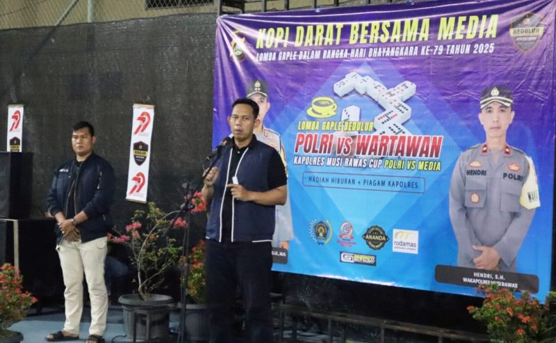 Kapolres Musi Rawas AKBP Agung Adhitya Prananta, SH, SIK, MH saat membuka lomba Gaple dalam kegiatan Kopi Darat Polres Mura bersama Media