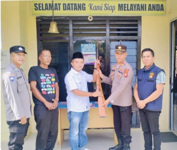 Warga serahkan Senpira ke Mapolsek Purwodadi, Polres Musi Rawas