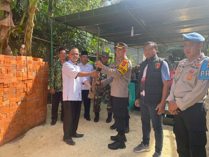 Wakapolres Musi Rawas Kompol Hendri SH terima Senpi Rakitan dari warga Desa Ciptodadi 1