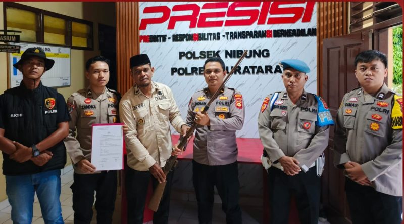 Warga menyerahkan sepucuk senjata api rakitan (Senpira) jenis Kecepek Laras panjang ke Polsek Nibung, Polres Muratara, Polda Sumsel
