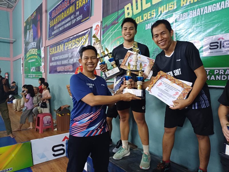 Turnamen Bulutangkis Kapolres Musi Rawas Cup 2025, Kapolres Musi Rawas AKBP Agung Adhitya Prananta SH, SIK, MH menyerahkan piala kepada pemenang