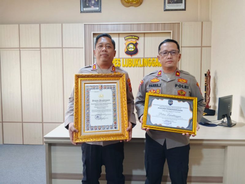 Kapolres Lubuklinggau AKBP Adithia Bagus Arjunadi dan Wakapolres Lubuklinggau saat menerima penghargaan 