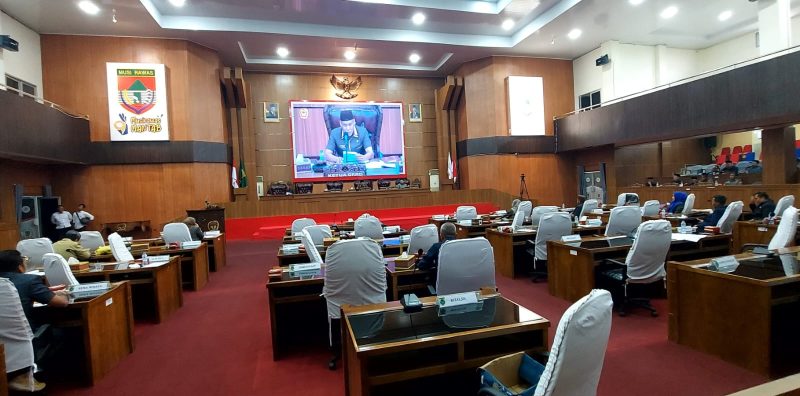 Suasana Rapat Paripurna DPRD Musi Rawas tentang mendengarkan pandangan umum fraksi-fraksi terhadap Rancangan Peraturan Daerah (Raperda) tentang Pertanggungjawaban Pelaksanaan APBD Tahun Anggaran 2024