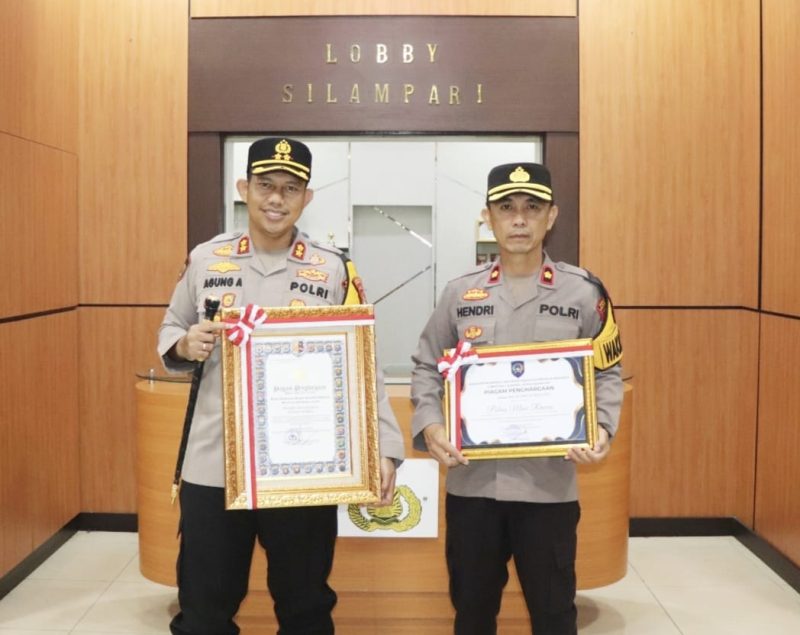 Kapolres Musi Rawas AKBP Agung Adhitya Prananta, SH, SIK, MH dan Wakapolres Mura Kompol Hendri menerima penghargaan nasional