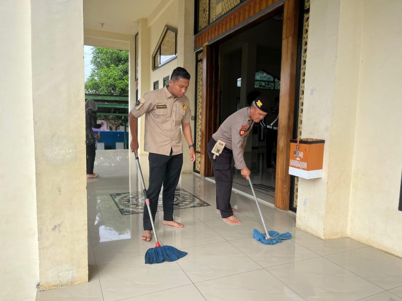 Anggota Polres Musi Rawas bersihkan Masjid