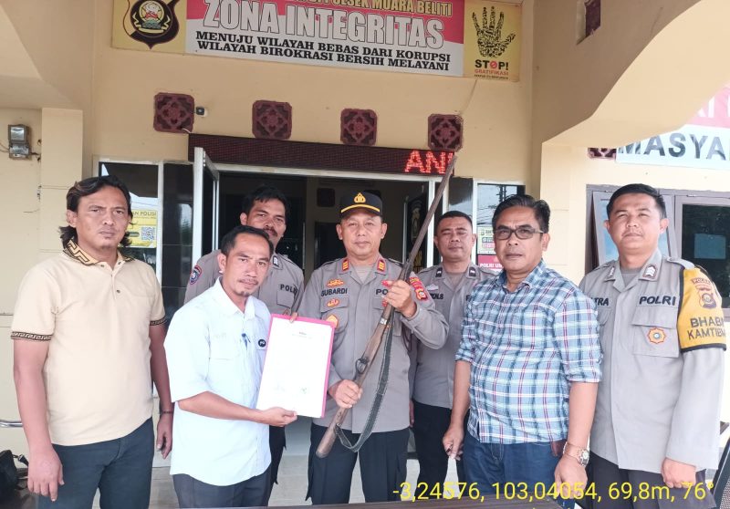 Sekdes Suro menyerahkan Senjata Api Rakitan (Senpira) milik warga ke Polsek Muara Beliti