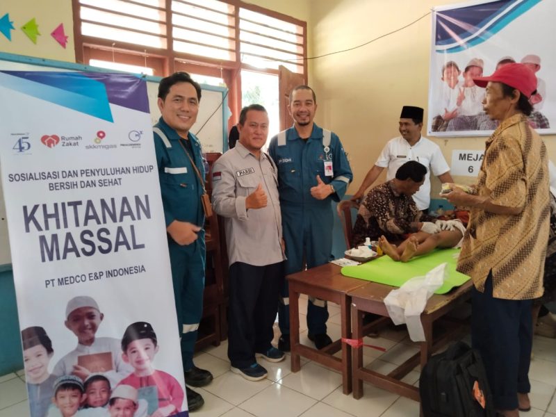 Khitanan Massal KKKS Medco E & P di Desa Tri Mukti, Kecamatan BTS Ulu, Kabupaten Musi Rawas.