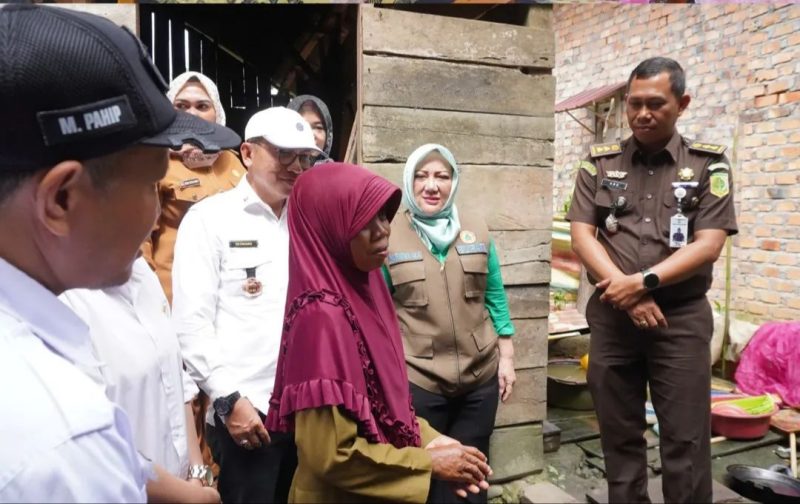 Bupati Musi Rawas Hj Ratna Machmud dan Plt Kejari Mura Abu Nawas SH MH lakukan bedah rumah tidak layak huni