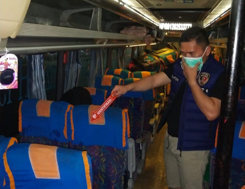 Petugas Inavis Satreskrim Polres Musi Rawas saat lakukan olah TKP penumpang BUS ALS  meninggal dunia saat di Musi Rawas