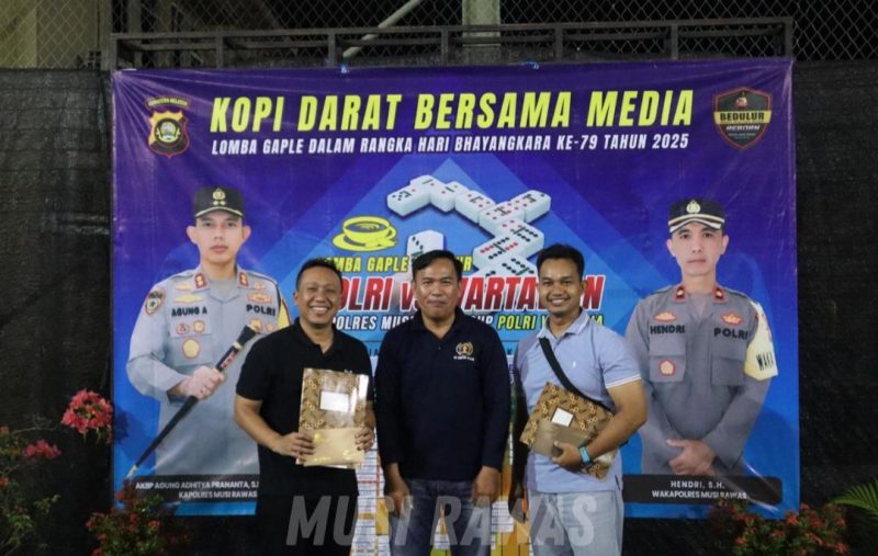 Ketua PWI Mura Jhuan Silitonga saat menyerahkan penghargaan kepada pemenang juara kedua Lomba Gaple antara wartawan dan polisi dalam kegiatan Kopi Darat Polri dengan Media