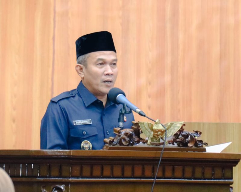 Wakil Bupati Musi Rawas H Suprayitno saat menyampaikan Rancangan Peraturan Daerah (Raperda) tentang Pertanggungjawaban Pelaksanaan (PJP) APBD Tahun Anggaran 2024 dalam Rapat Paripurna DPRD Kabupaten Musi Rawas, (23/6).