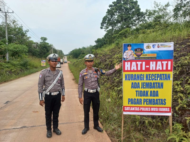 Petugas Satlantas Polres Musi Rawas melakukan pemasangan papa Himbauan di lokasi laka tunggal kendaraan Avanza terjun ke Sungai di Kecamatan BTS Ulu, Kabupaten Musi Rawas