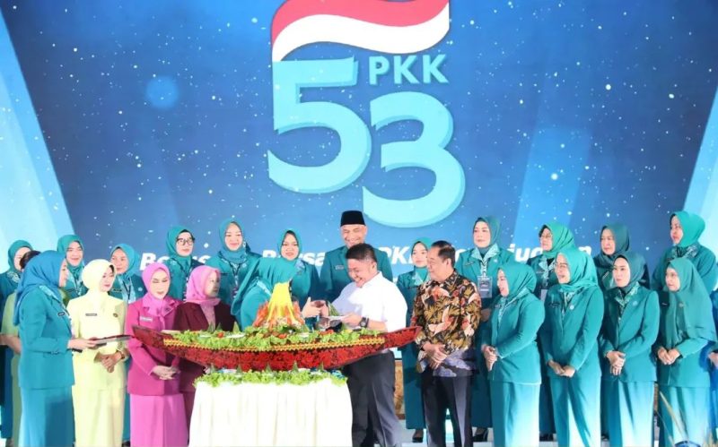 Ketua TP PKK Musi Rawas H. Riza Novianto Gustam, bersama jajaran pengurus menghadiri peringatan Hari Kesatuan Gerak (HKG) PKK ke-53