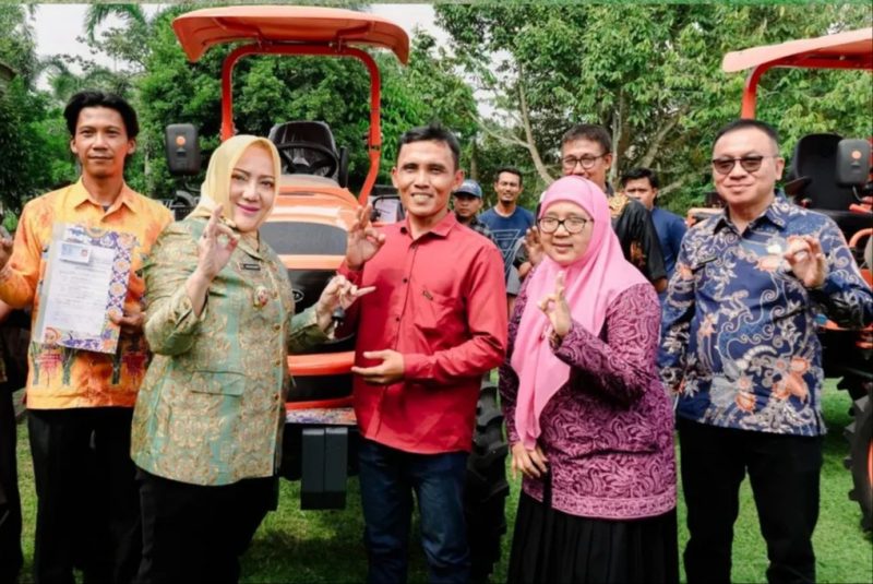 Bupati Musi Rawas Hj Ratna Machmud menyerahkan bantuan alat dan mesin pertanian kepada kelompok tani