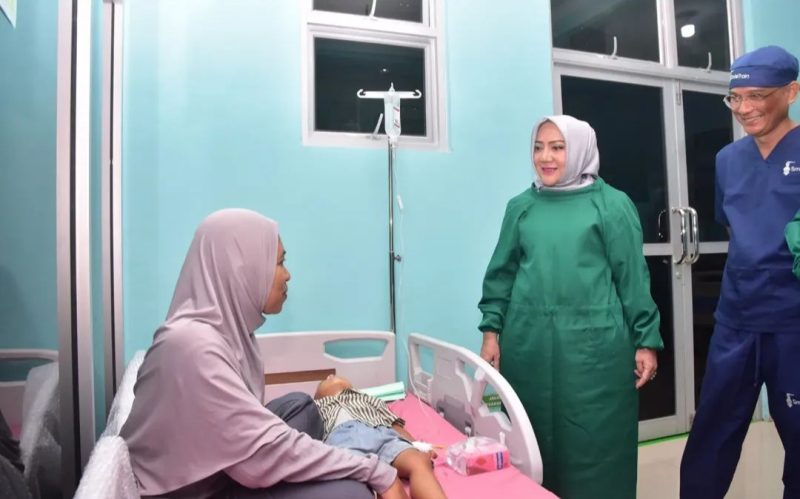 Bupati Ratna Machmud Tinjau Operasi Gratis Bibir Sumbing di RSUD Muara Beliti