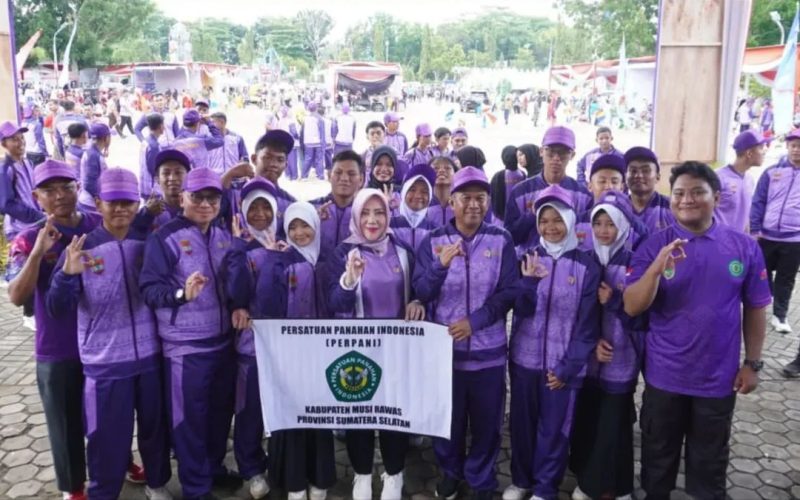 Bupati Musi Rawas Hj Ratna Machmud melepas kontinen Kabupaten Musi Rawas pada Porprov XV Sumsel