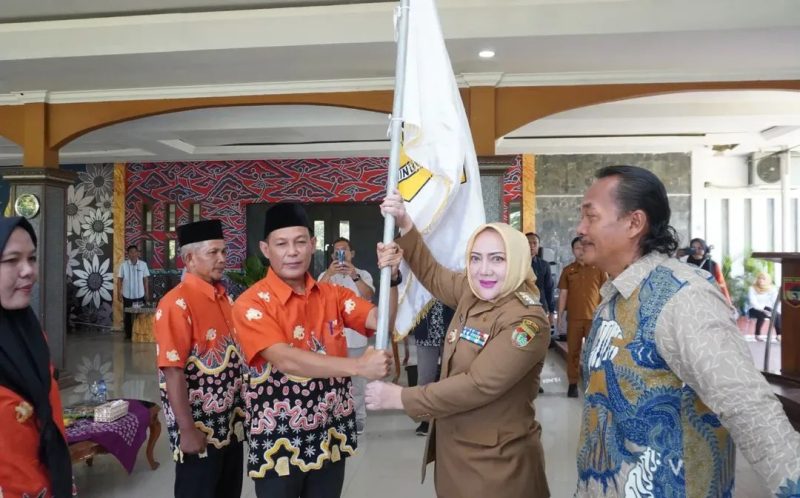 Bupati Musi Rawas Hj Ratna Machmud menghadiri sekaligus mengukuhkan Pengurus Kontak Tani Nelayan Andalan (KTNA) Kabupaten Musi Rawas Periode 2025–2030 di Pendopoan Rumah Dinas Bupati, Senin (27/10) 