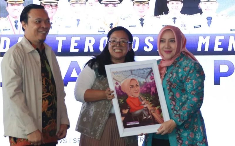 Bupati Musi Rawas Hj. Ratna Machmud menghadiri Dialog Interaktif bertema “Inovasi dan Terobosan Mendorong Sumsel Mandiri Pangan” dalam rangka program Gebrakan Sang Pemimpin, yang digelar di Novotel Palembang & Residence, Jumat (24/10/2025).