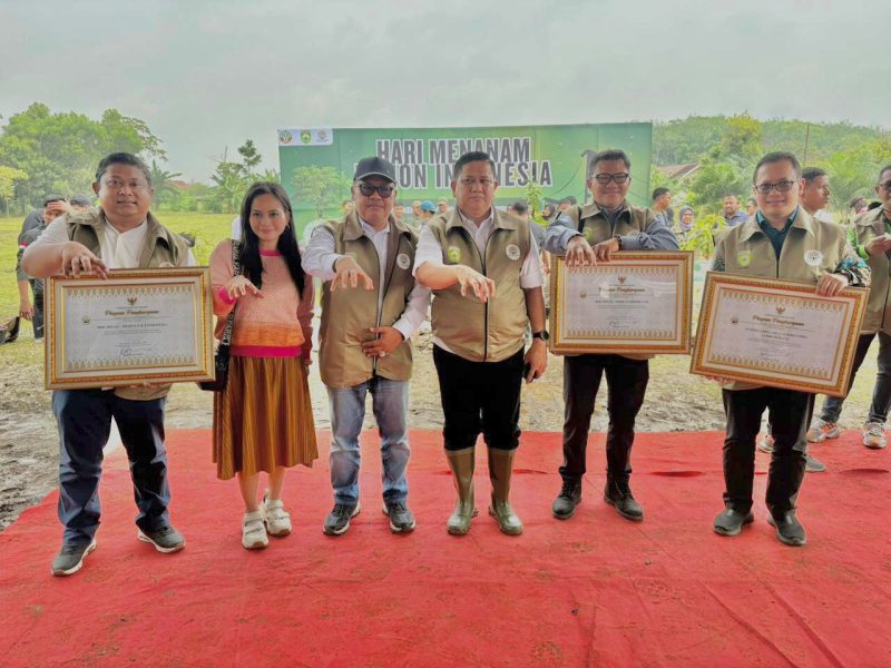Field Manager PHE Jambi Merang, R. Satrio Mursabdo menerima piagam apresiasi atas kontribusi nyata dalam kegiatan penanaman pohon dan pelestarian lingkungan di wilayah Sumsel.