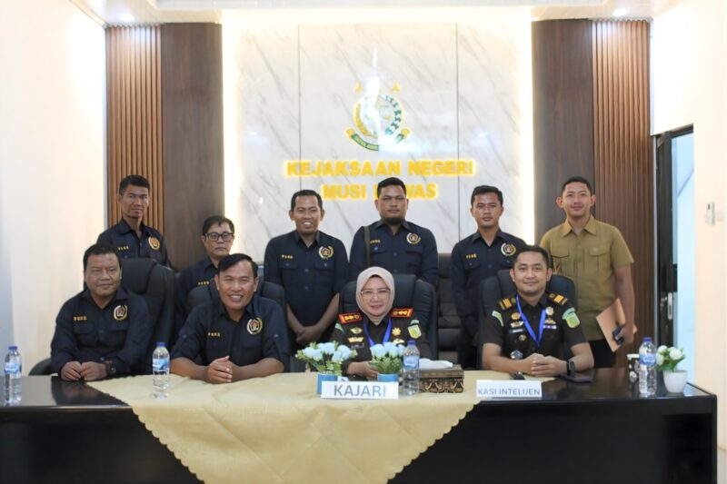 Foto bersama Pengurus PWI Musi Rawas dan Kajari Mura Dr Ema Siti Huzaemah SH MH di dampingi Kasi Intel Gustian Winanda SH MH usai audiensi