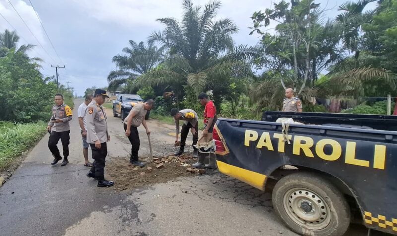 Personil Polsek BTS Ulu Cecar lakukan perbaikan jalan yang rusak