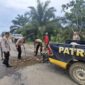Personil Polsek BTS Ulu Cecar lakukan perbaikan jalan yang rusak