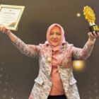 Bupati Musi Rawas Hj Ratna Machmud saat menerima Penghargaan UHC Prioritas 2026
