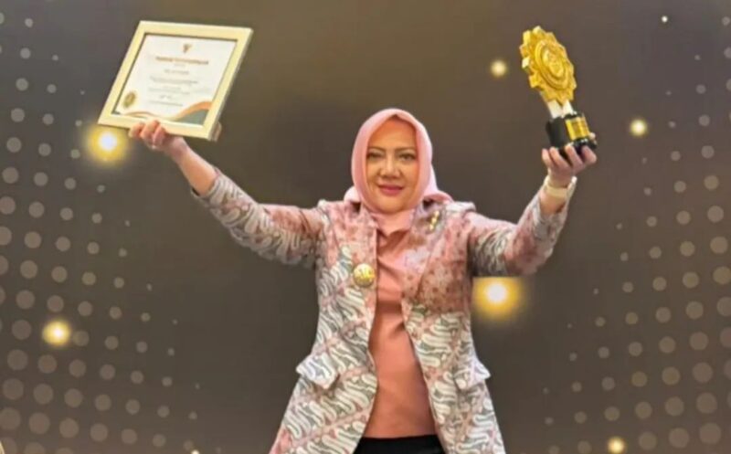 Bupati Musi Rawas Hj Ratna Machmud saat menerima Penghargaan UHC Prioritas 2026