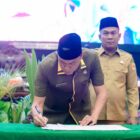 Ketua DPRD Musi Rawas Firdaus Cik Ola melakukan penandatanganan Musrenbang