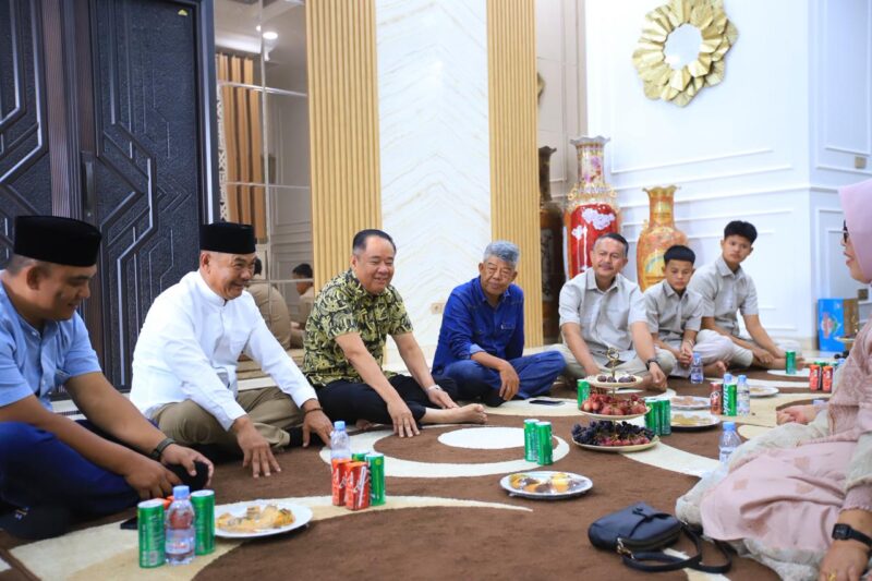 Wagub Sumsel, Cik Ujang menggelar kegiatan halal bihalal Idulfitri 1447 Hijriah di kediaman pribadinya di Bandar Jaya, Kabupaten Lahat 